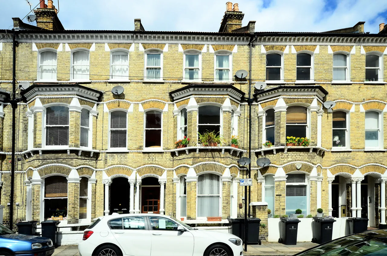 2 bed flat to rent — 16b Tregothnan Road, London