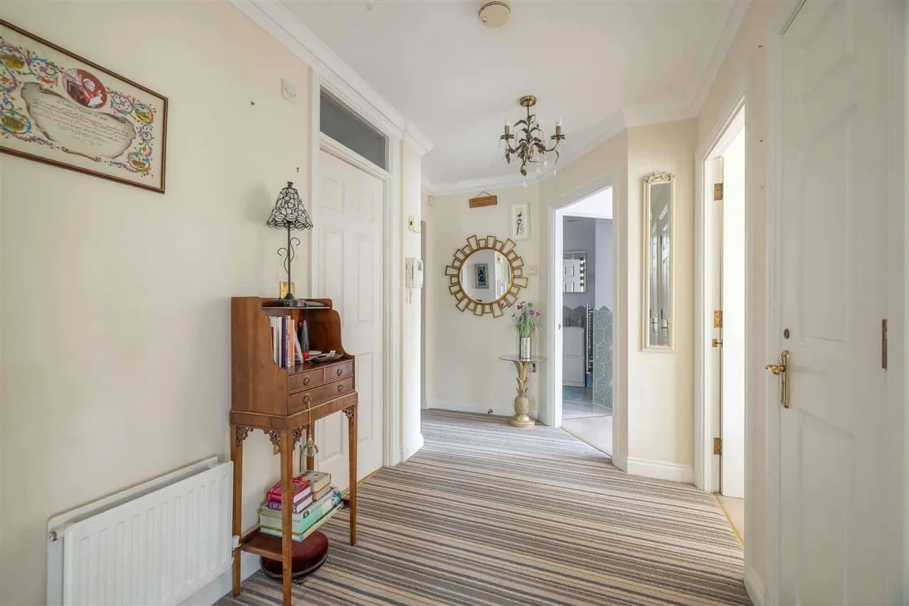 Longbourn, Windsor, SL4, photo 12