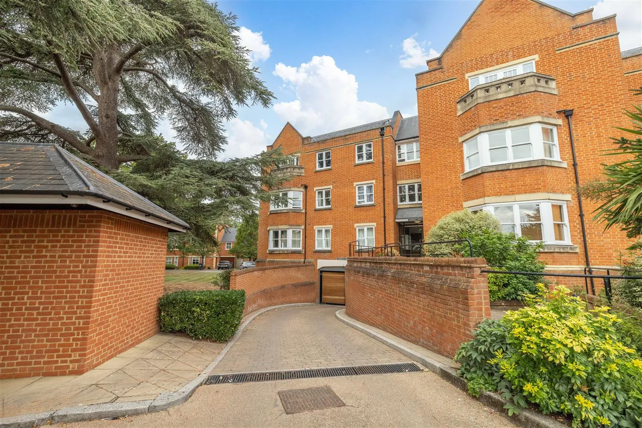 2 bed flat for sale, Longbourn, Windsor, SL4