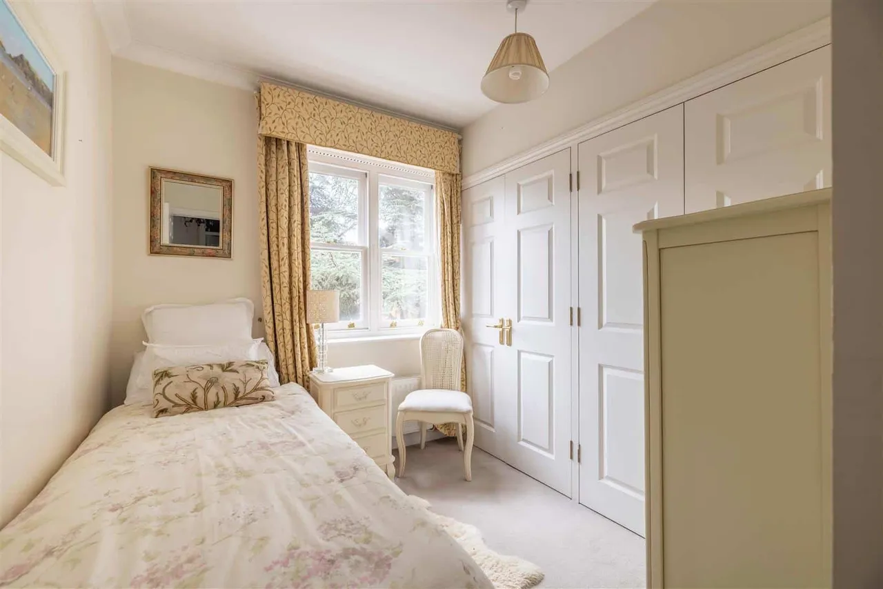 Longbourn, Windsor, SL4, photo 9