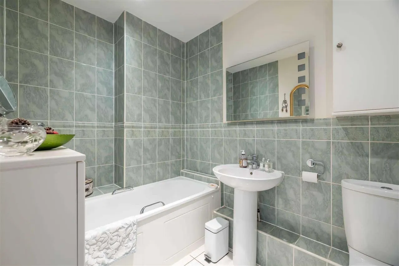 Longbourn, Windsor, SL4, photo 11
