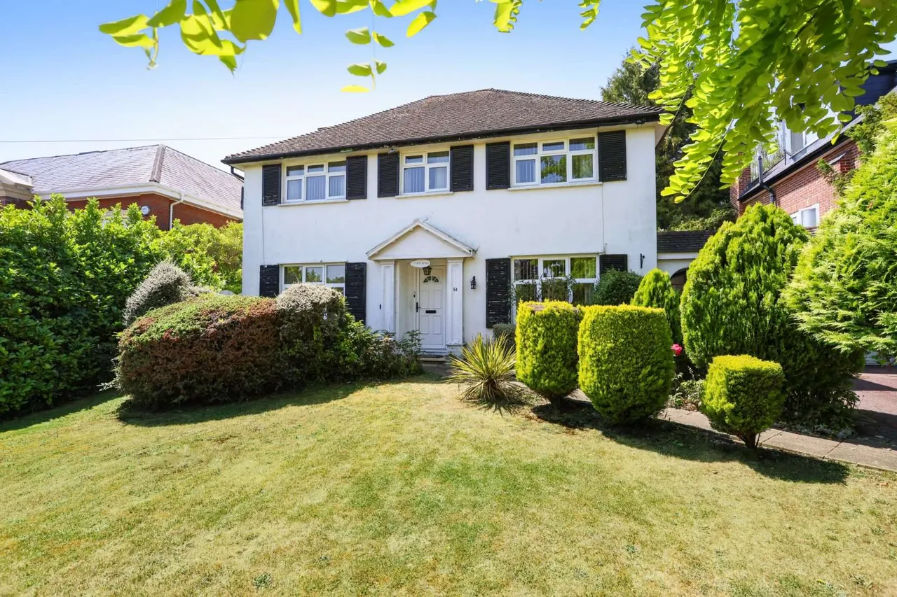 3 bed house for sale — Heath Ridge Green, Cobham, Surrey, KT11 2QJ