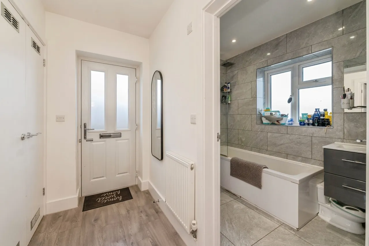 Avondale Road, BASILDON, Essex, SS16, photo 2
