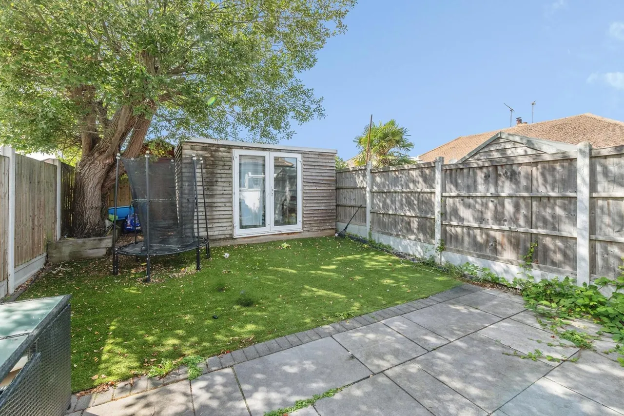 Avondale Road, BASILDON, Essex, SS16, photo 15