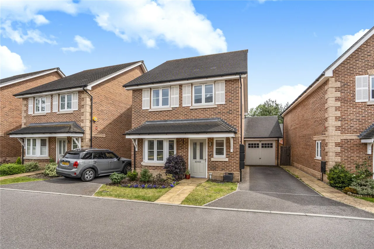 3 bed house for sale, Boxwood Grove, West End, GU24