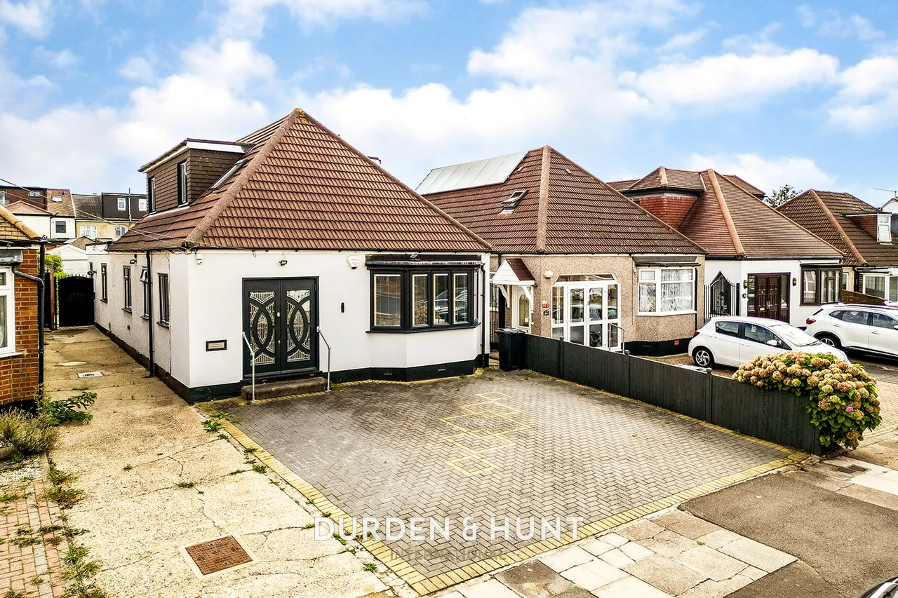 3 bed house for sale, Ewellhurst Road, Clayhall, IG5
