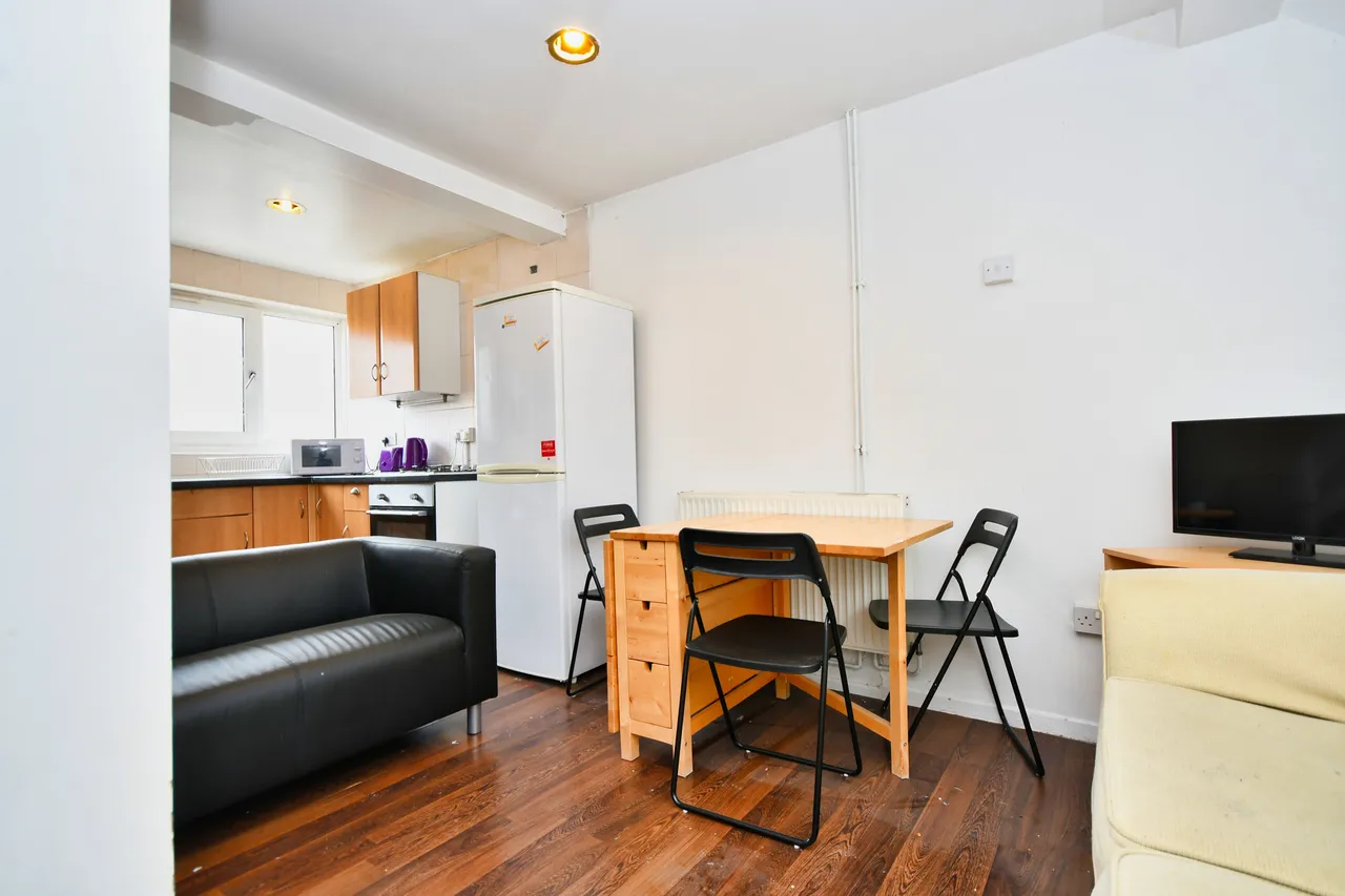 4 bed flat to rent, Portia Way, Mile End, E3