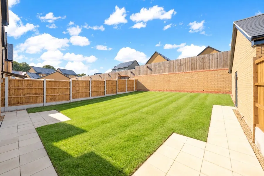 with 4 bedrooms in London Road, Newport, CB11, photo 9