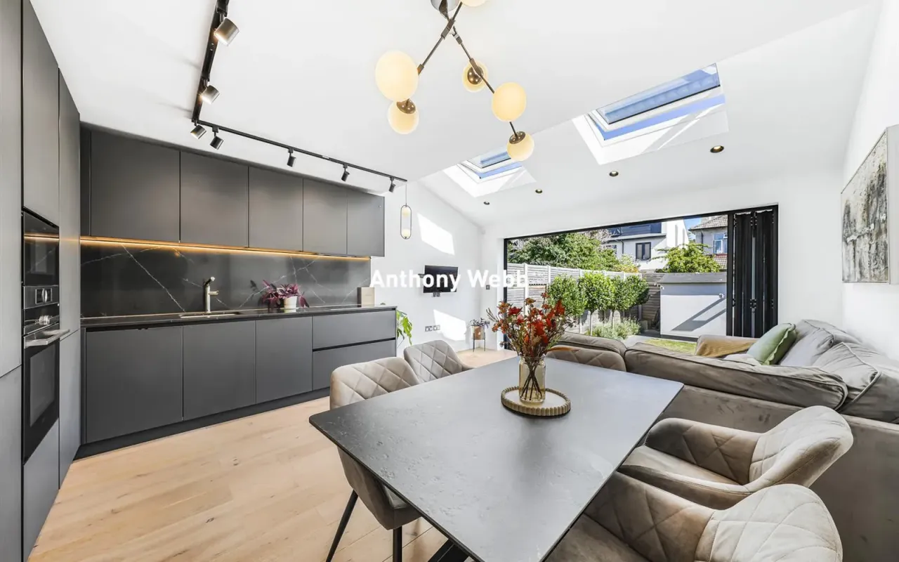 5 bed property for sale — Falkland Avenue, New Southgate, N11