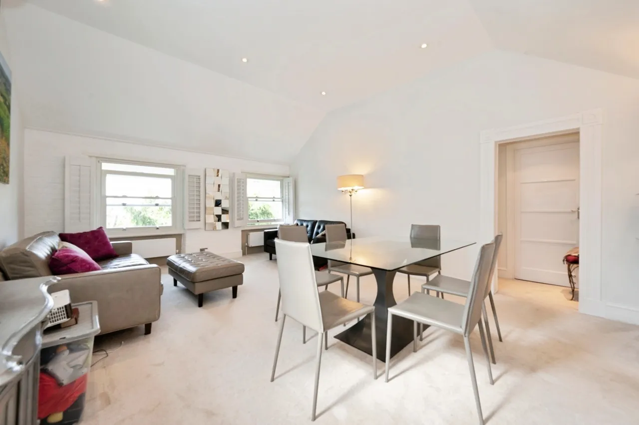 Portsmouth Road, Esher, KT10, photo 11