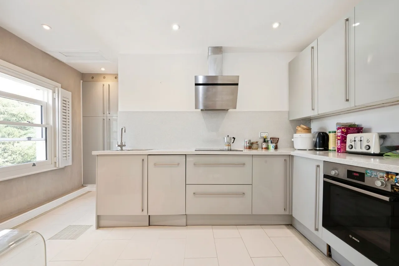 Portsmouth Road, Esher, KT10, photo 2