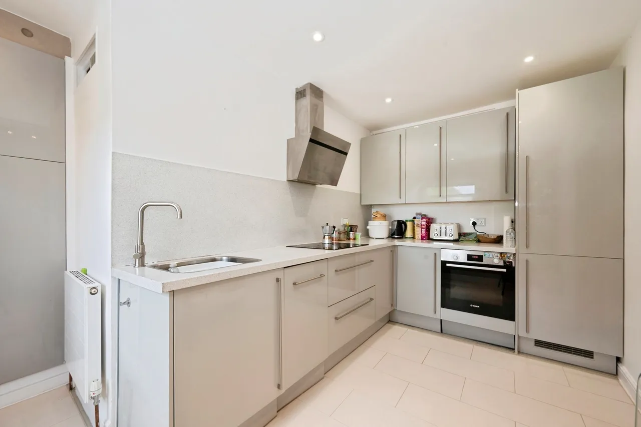 Portsmouth Road, Esher, KT10, photo 12