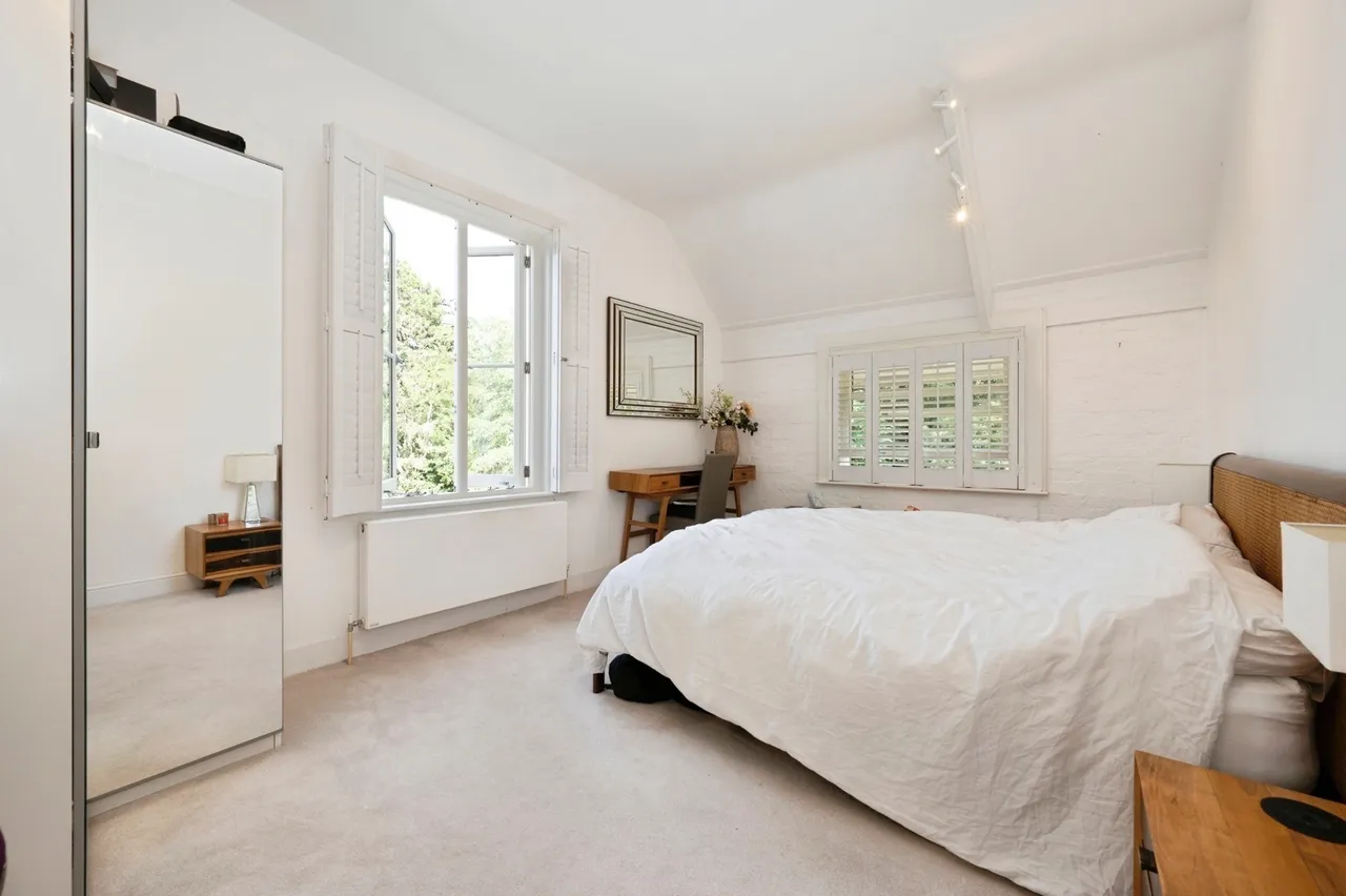Portsmouth Road, Esher, KT10, photo 5