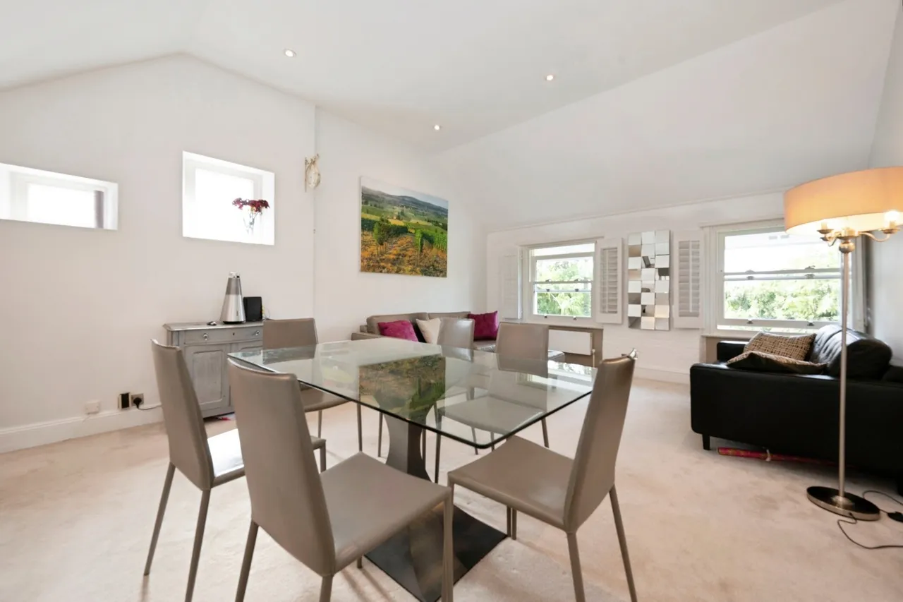 2 bed flat for sale, Portsmouth Road, Esher, KT10