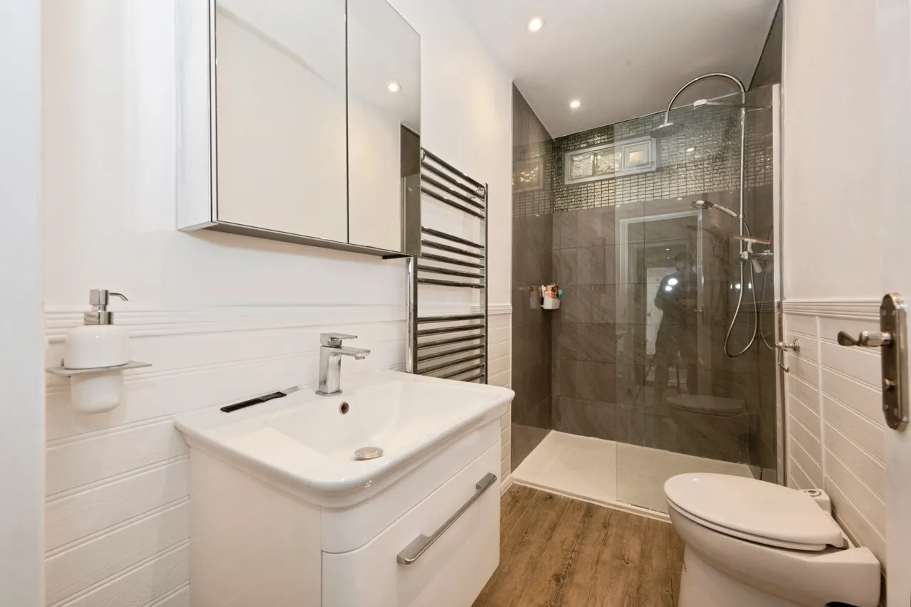 Portsmouth Road, Esher, KT10, photo 9