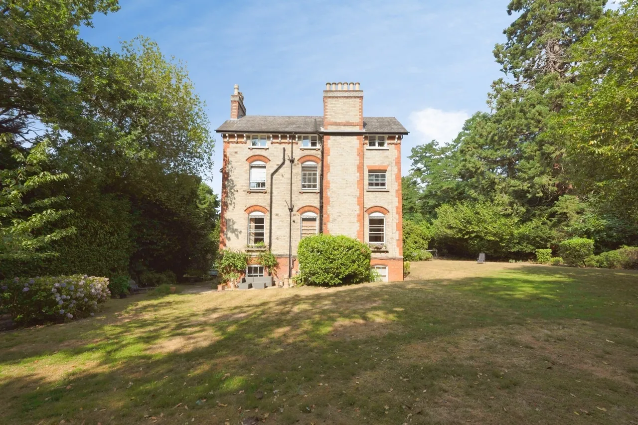 Portsmouth Road, Esher, KT10, photo 13