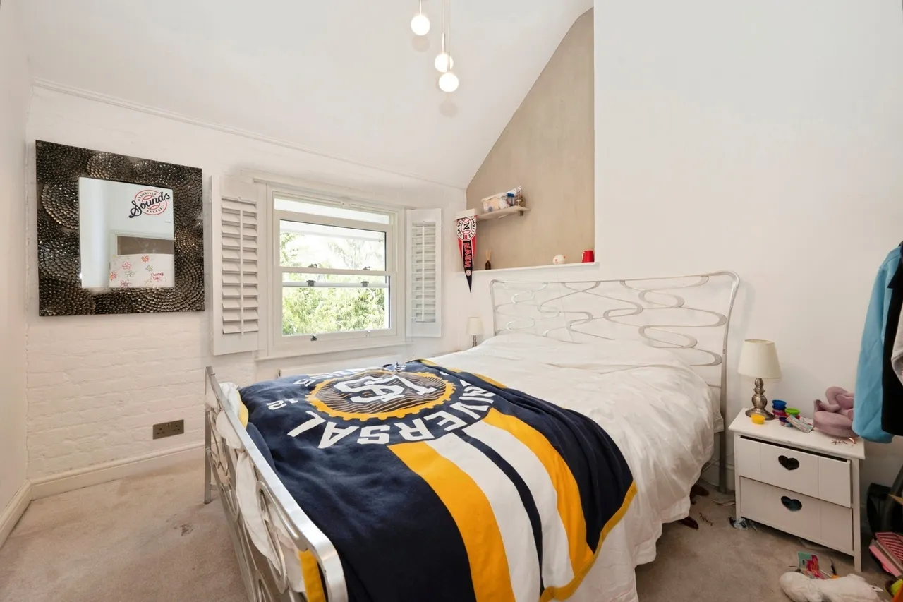 Portsmouth Road, Esher, KT10, photo 6