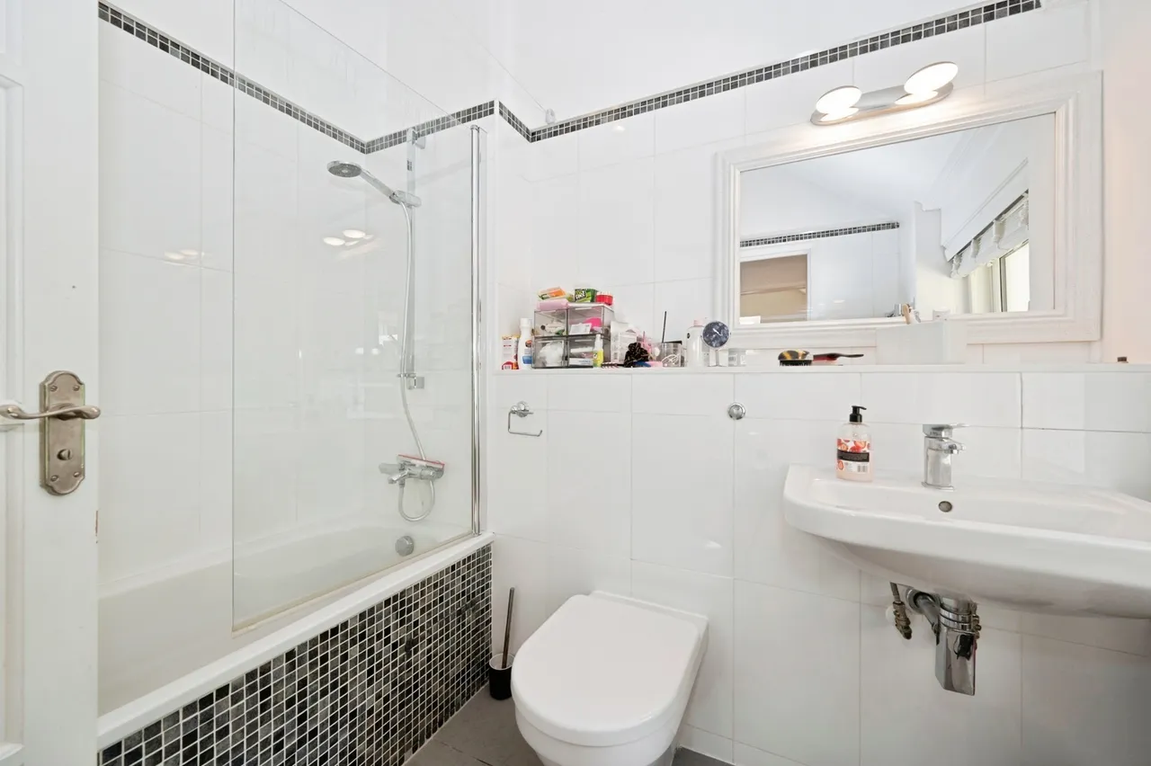 Portsmouth Road, Esher, KT10, photo 10