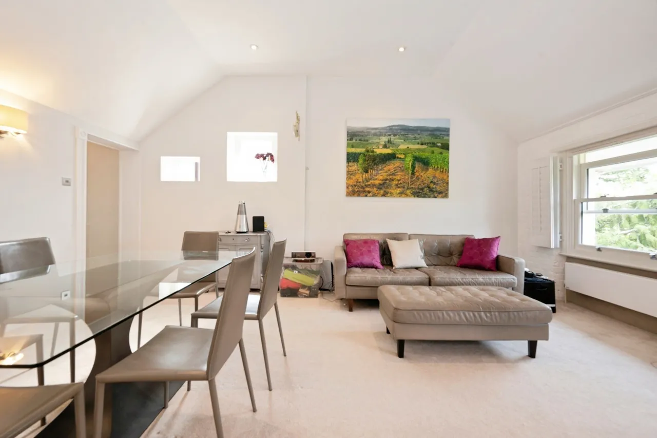 Portsmouth Road, Esher, KT10, photo 7