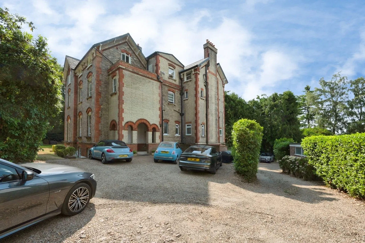 Portsmouth Road, Esher, KT10, photo 8