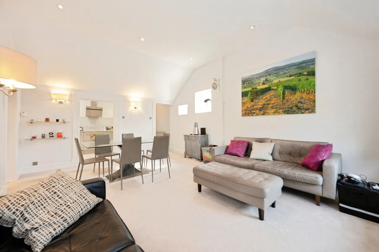 Portsmouth Road, Esher, KT10, photo 4