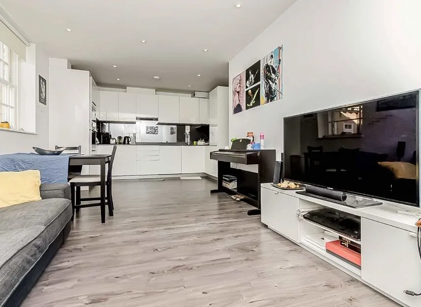 Kew Bridge Road, Brentford, TW8, photo 2