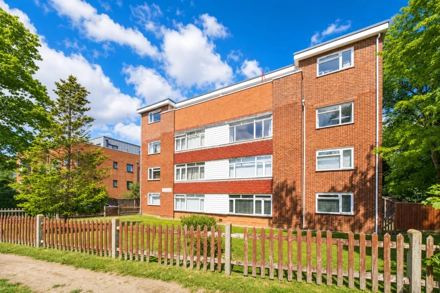 2 bed flat to rent, Cheam Road, Epsom, KT17