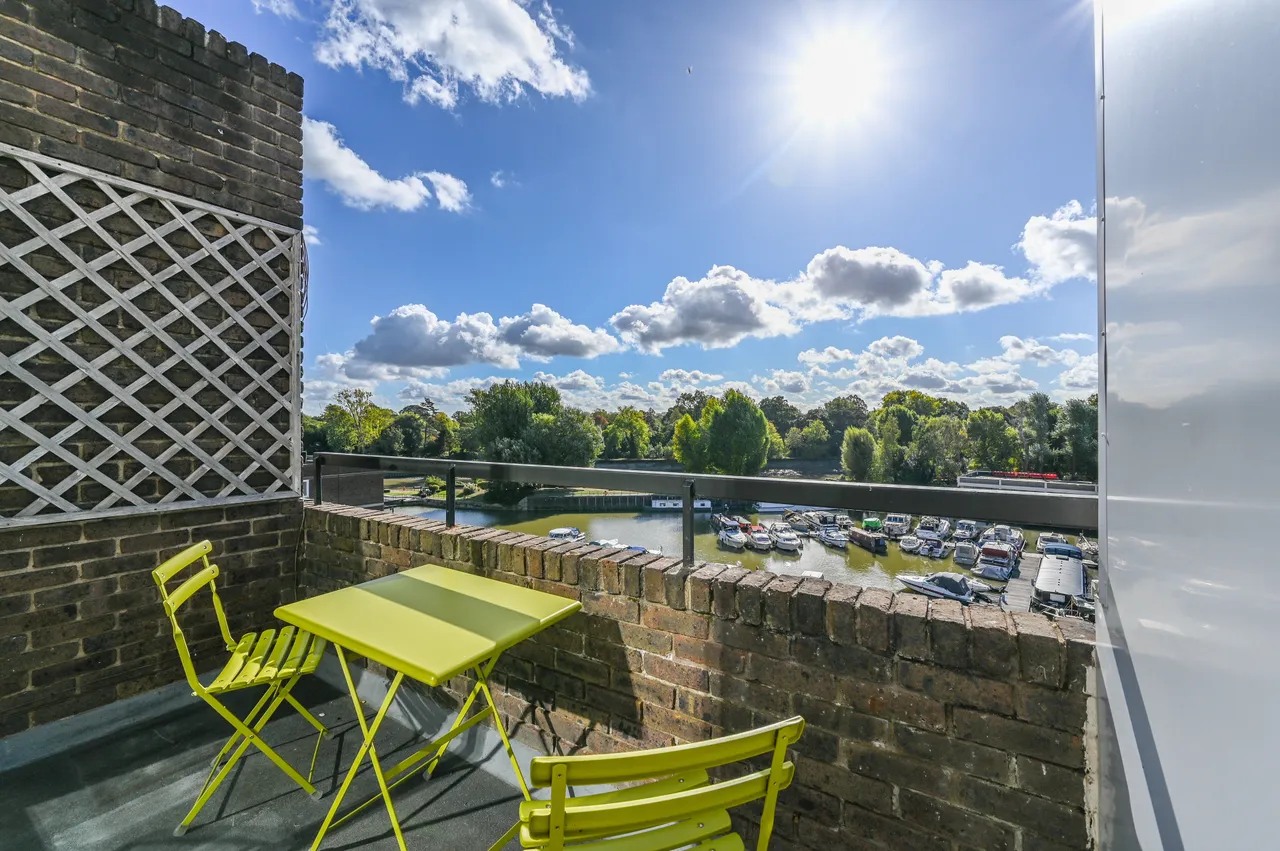 Brentford, TW8, photo 4