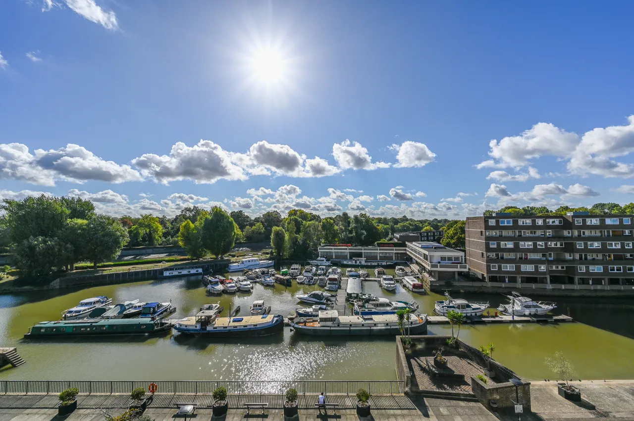 Brentford, TW8, photo 13