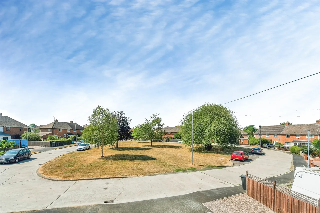 St. Margarets Green, Swindon, SN3, photo 20