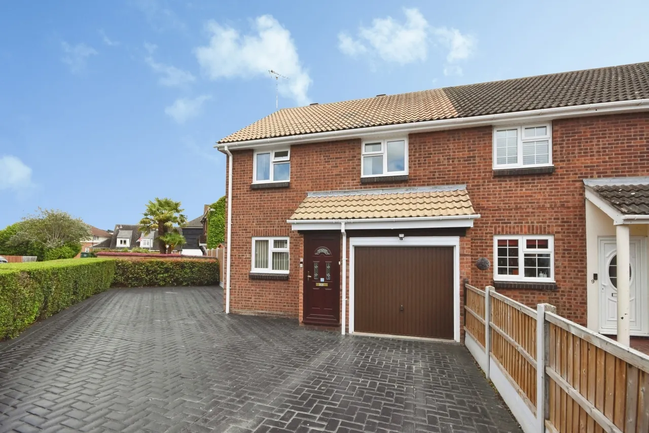 4 bed house for sale — Langford Grove, Basildon, Essex, SS13