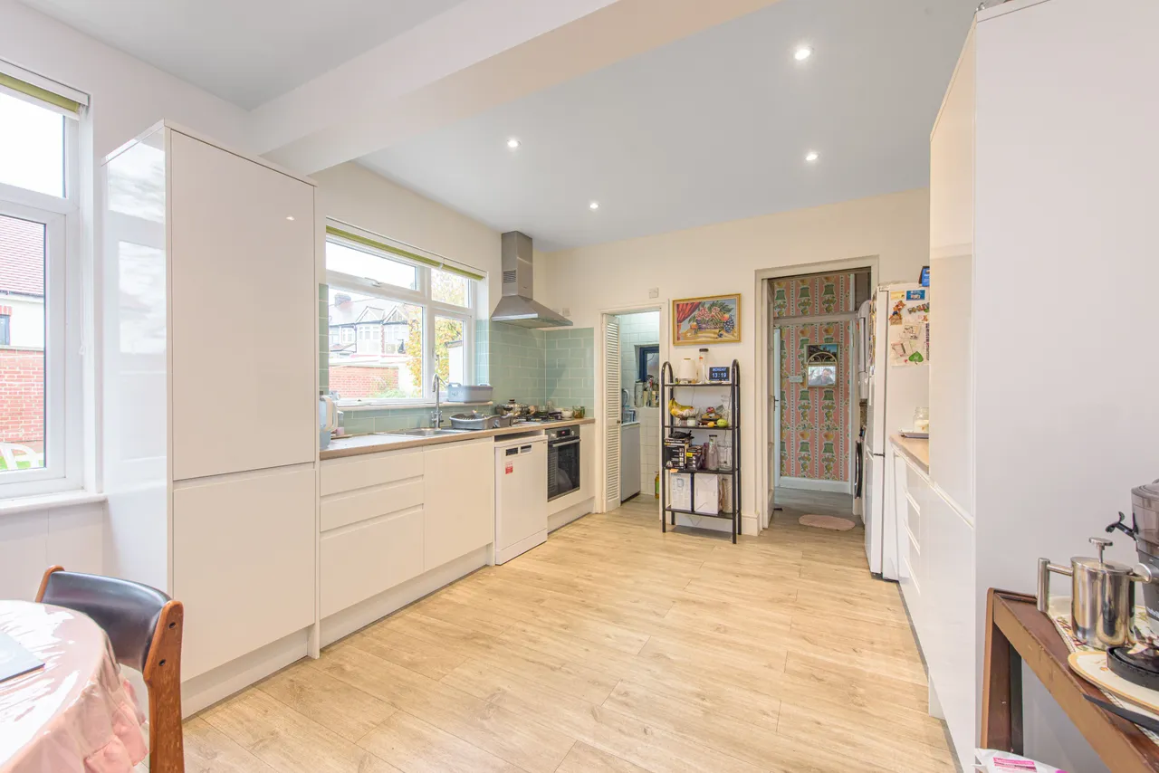 126 Powys Lane, London, photo 5