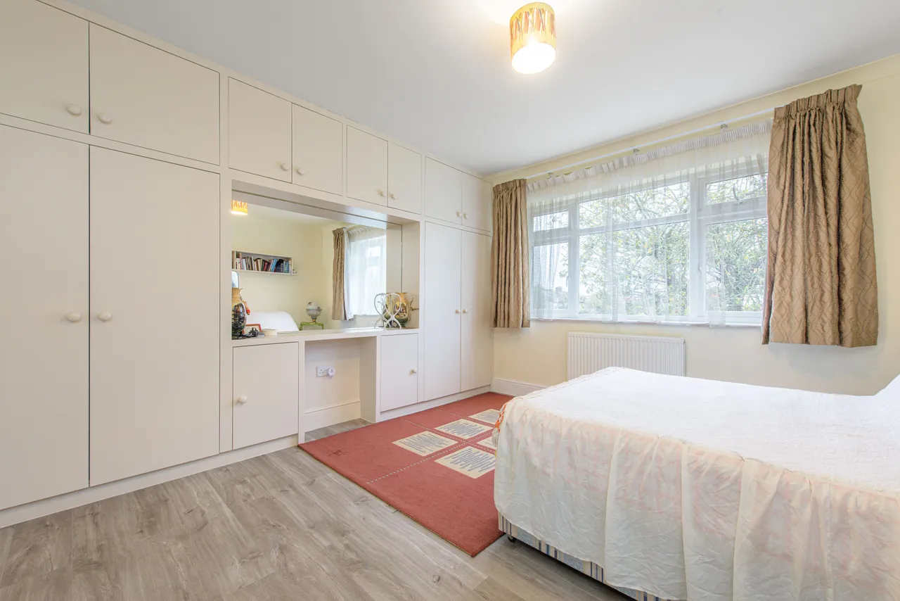 126 Powys Lane, London, photo 3