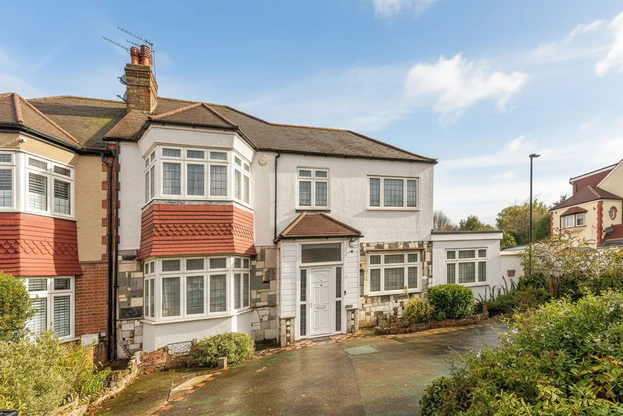 5 bed house for sale — 126 Powys Lane, London
