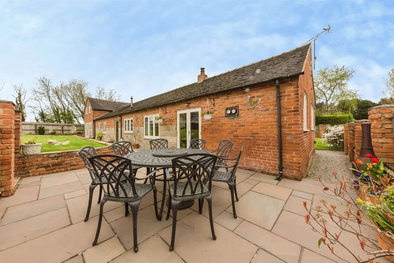 Highfields Barn, Beamhurst, ST14, photo 20
