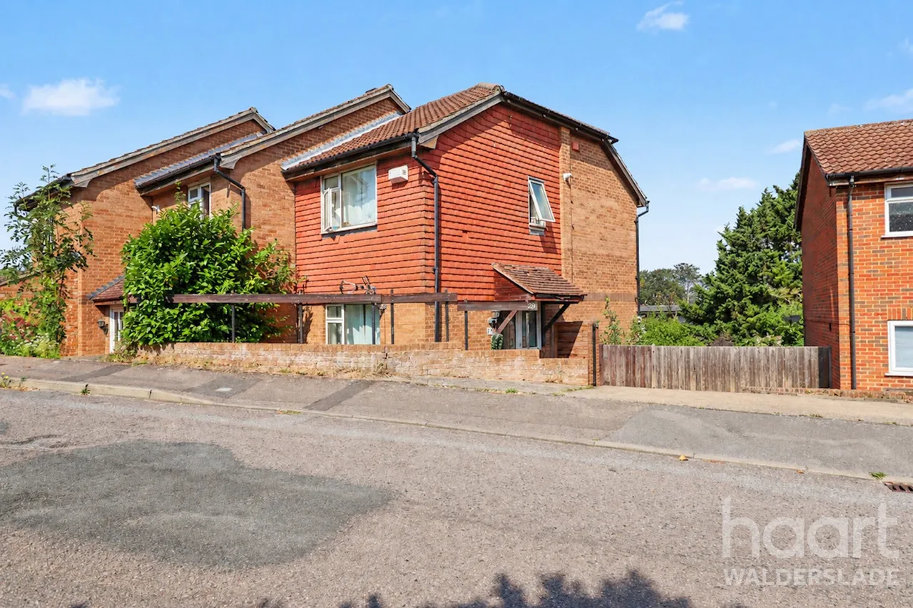 2 bed house for sale, Freshwater Road, Chatham, ME5