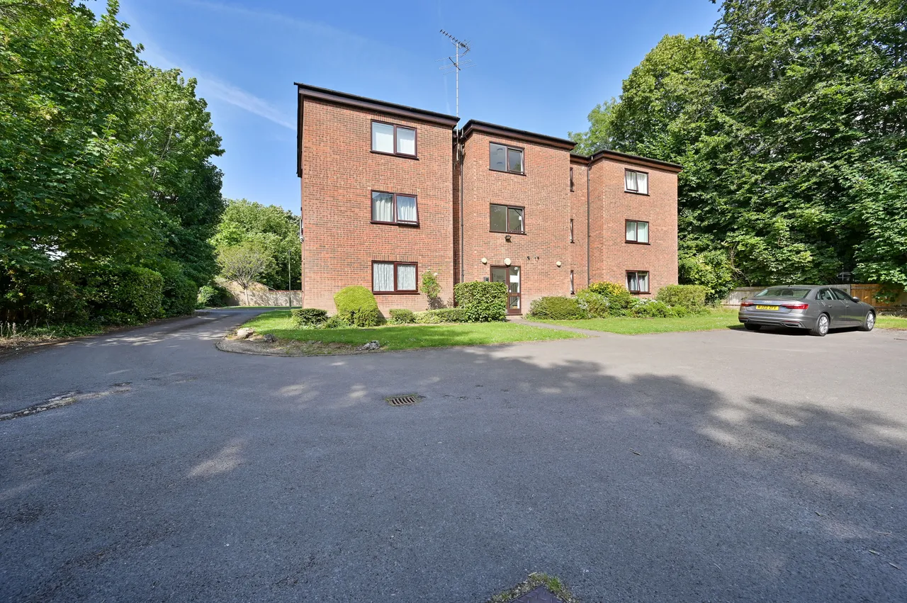 2 Curzon Gate Court, 16 Grandfield Avenue, Watford, photo 9