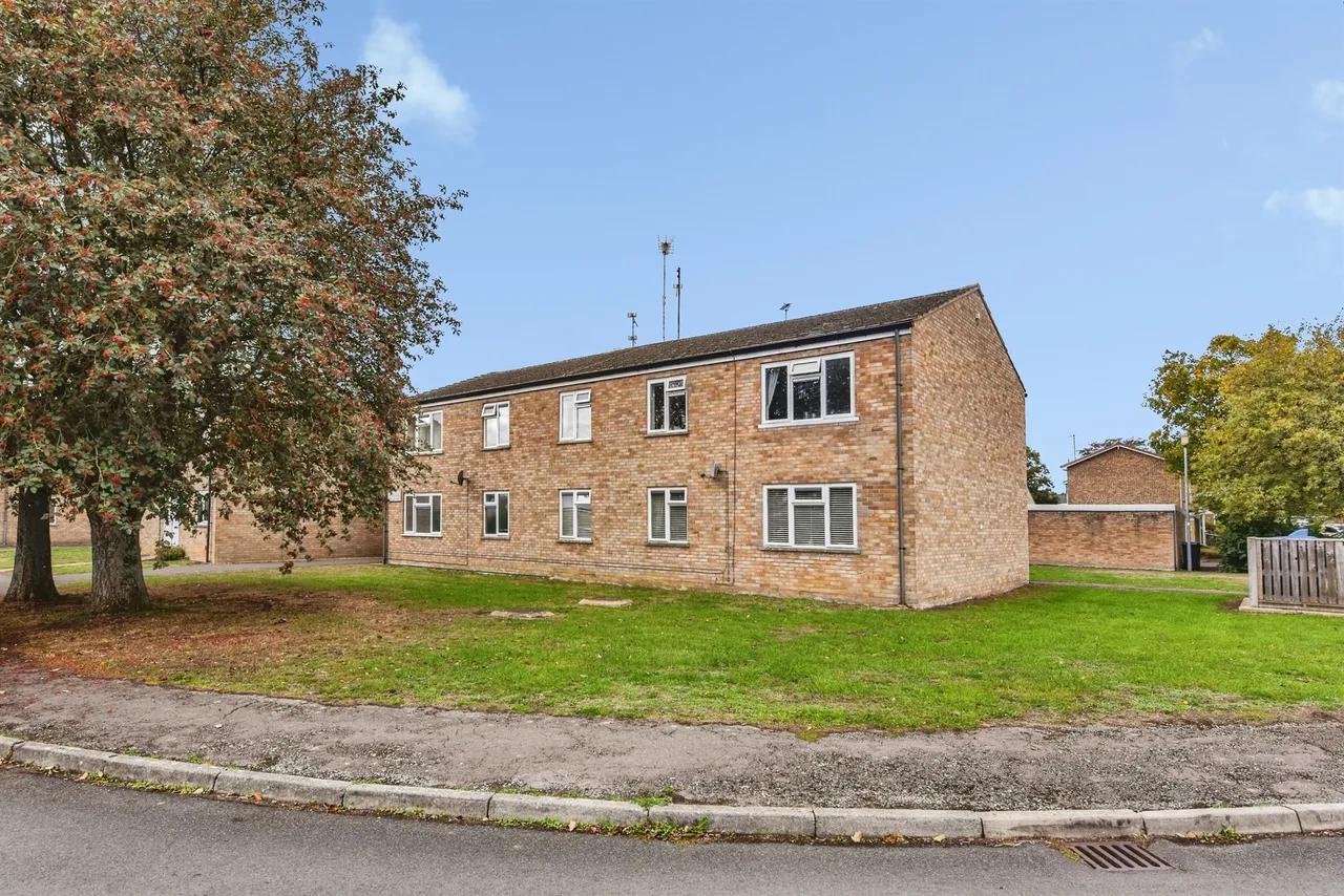 2 bed flat for sale, Pound Close, Lyneham, SN15