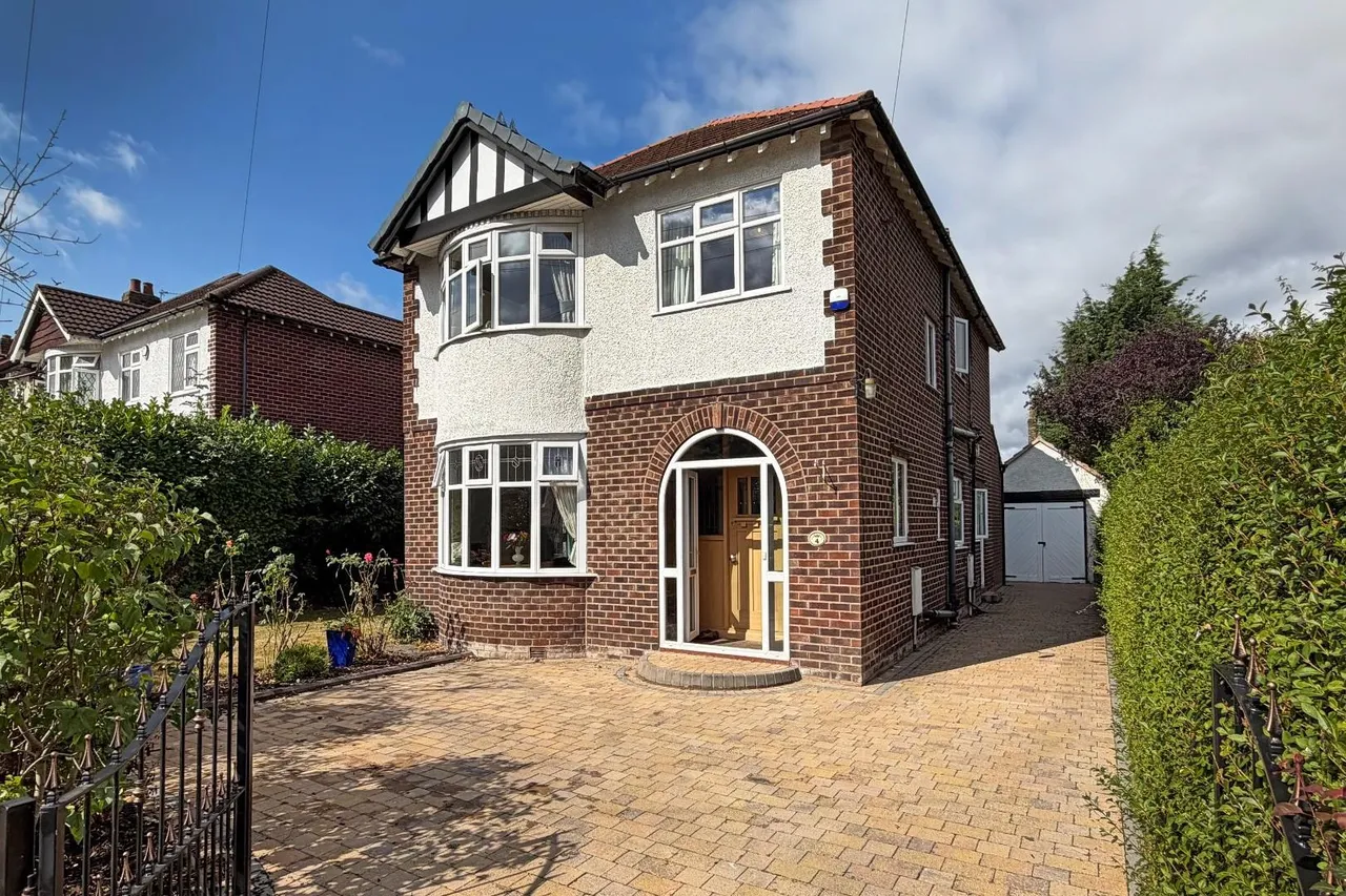4 bed house for sale — Meadow Bank, Timperley, Cheshire WA15 6QP