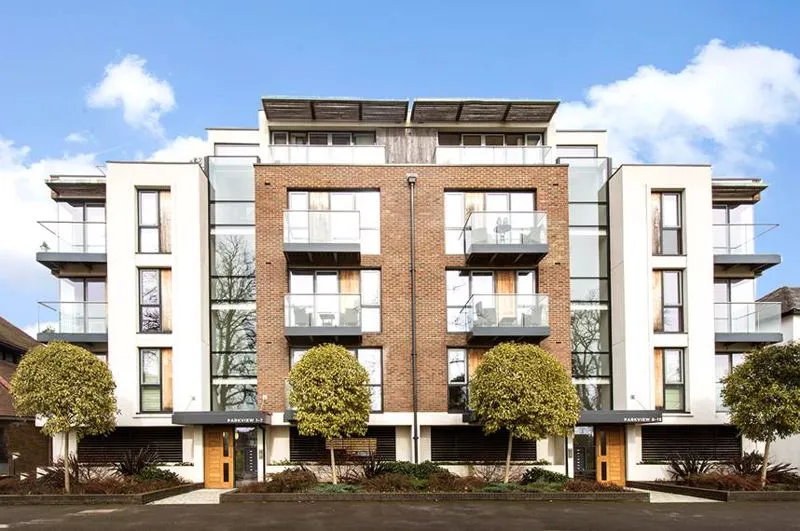 2 bed flat to rent — Parkview Queens Road, Hersham KT12 5LU