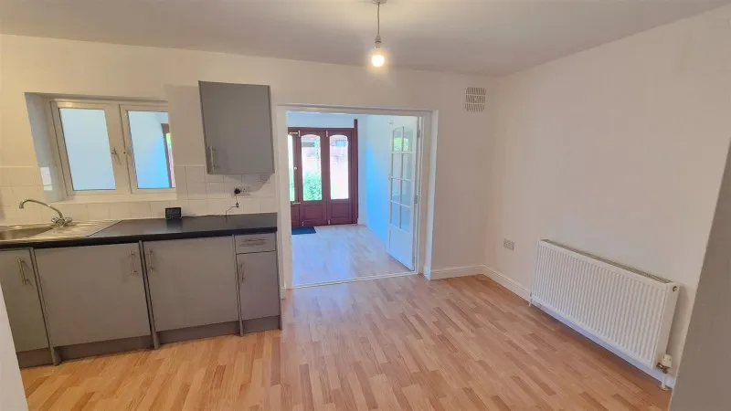 Hanworth Road, photo 2