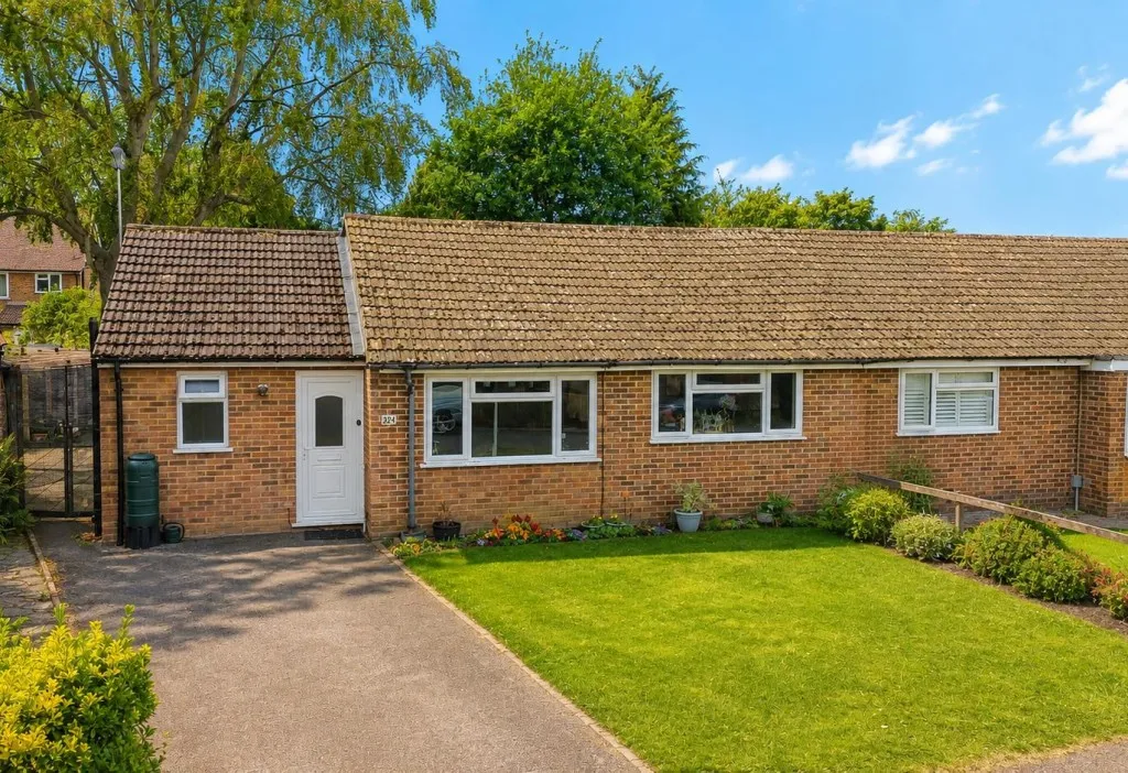 3 bed house for sale, Regent Close, Fleet
