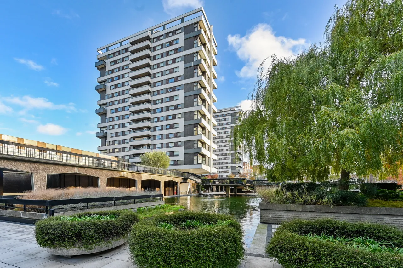 205 The Water Gardens, London, photo 6