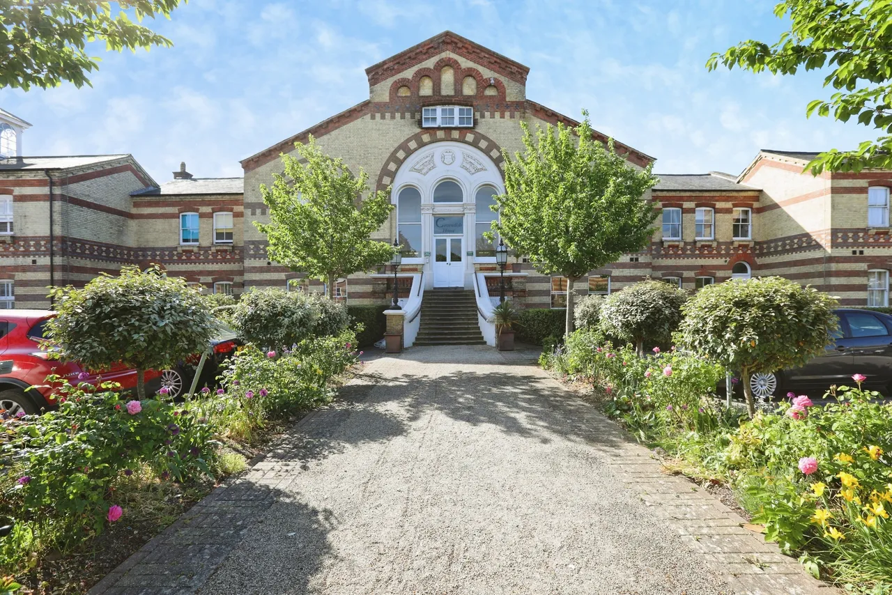 3 bed flat for sale — Southdowns Park, Haywards Heath