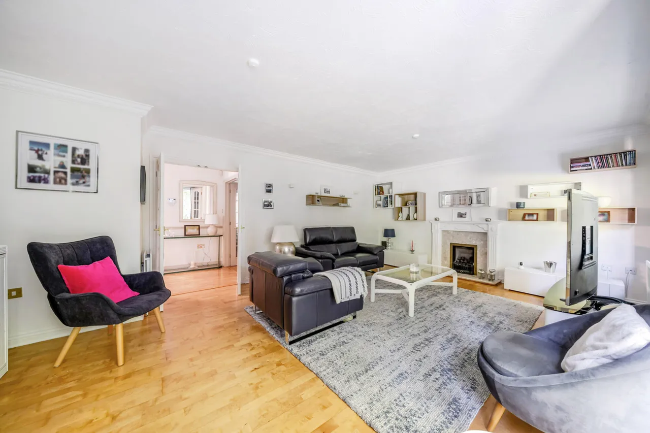 Fulmer Drive, Gerrards Cross, SL9, photo 2