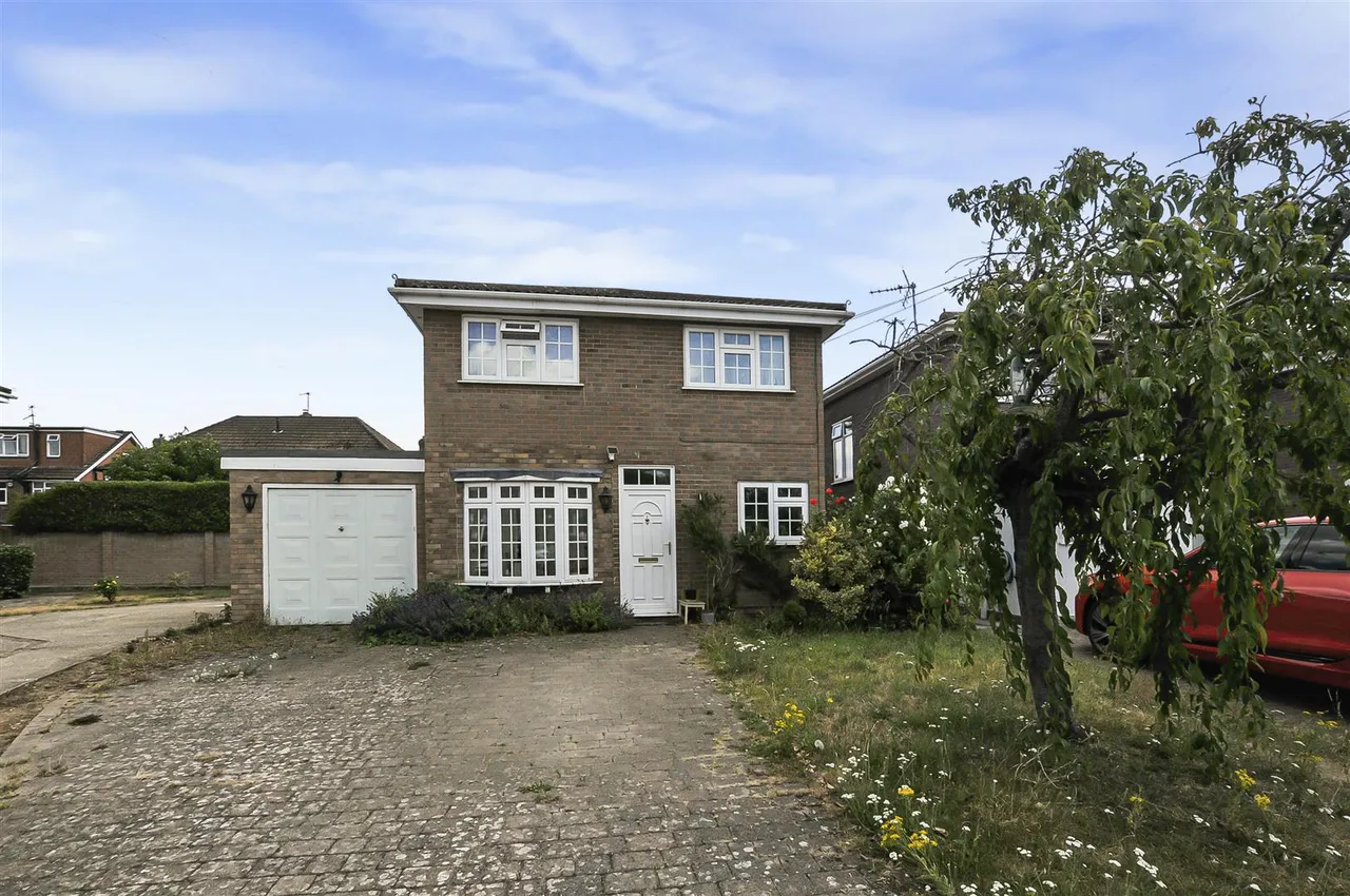 3 bed house for sale — Eton Close, Datchet, Slough, SL3 9BE