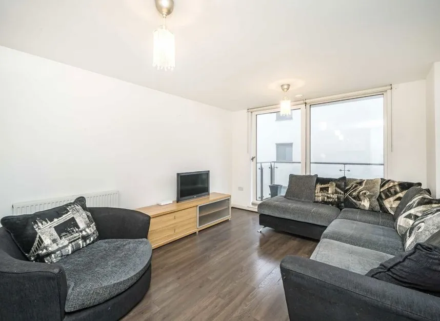 Ealing Road, Brentford, TW8, photo 2