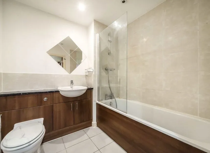 Ealing Road, Brentford, TW8, photo 6