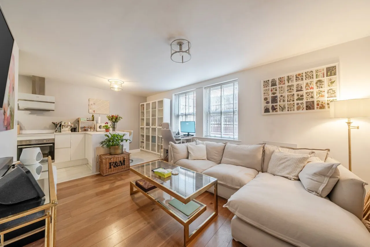 1 bed flat for sale, Petworth Street, Battersea, SW11