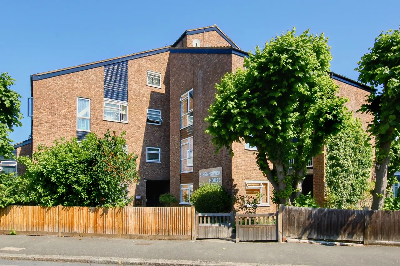 1 bed flat for sale — Vicarage Road, Hampton Wick, KT1 4EJ